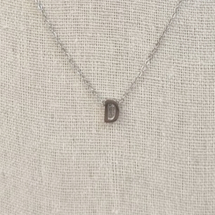 Collar Inicial Plateada Gruesa Letra "D"